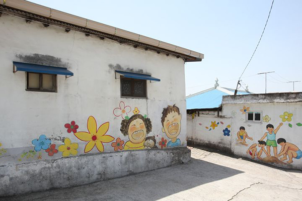 スアムゴル壁画村