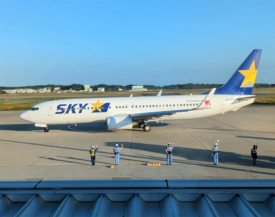 「いってらっしゃーい！(グランドの方々とスカイマーク)」 スカイマーク推し(@airplane_megane)様