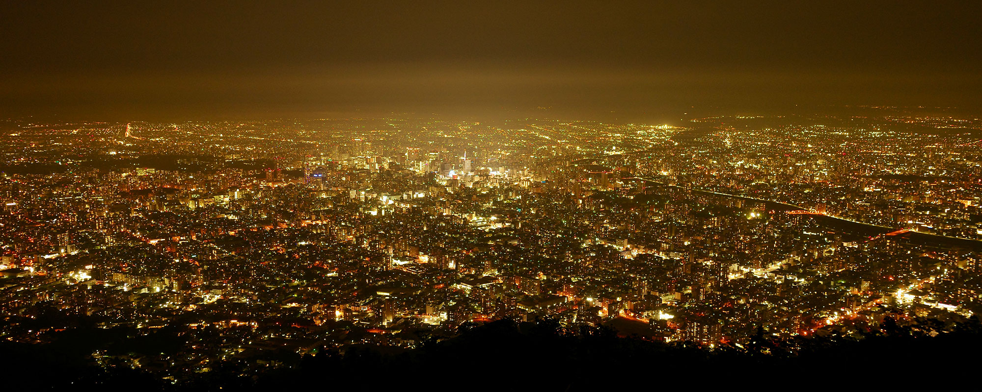 夜8時過ぎの黄金色に輝くような夜景
